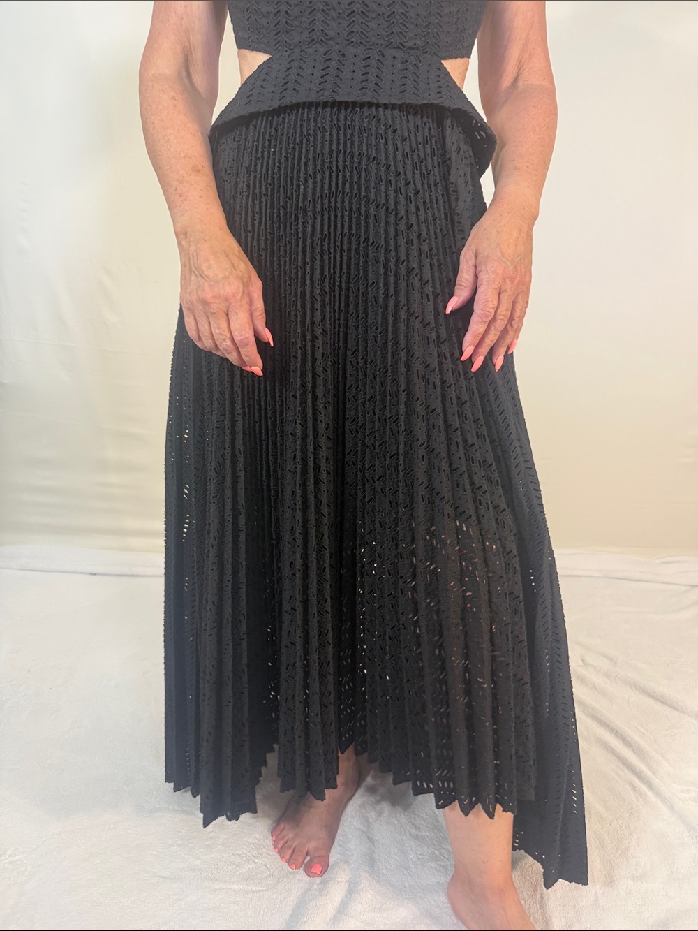 A.L.C. BLACK CUTOUT PLEATED MAXI DRESS SZ 4 - Picture 6 of 10
